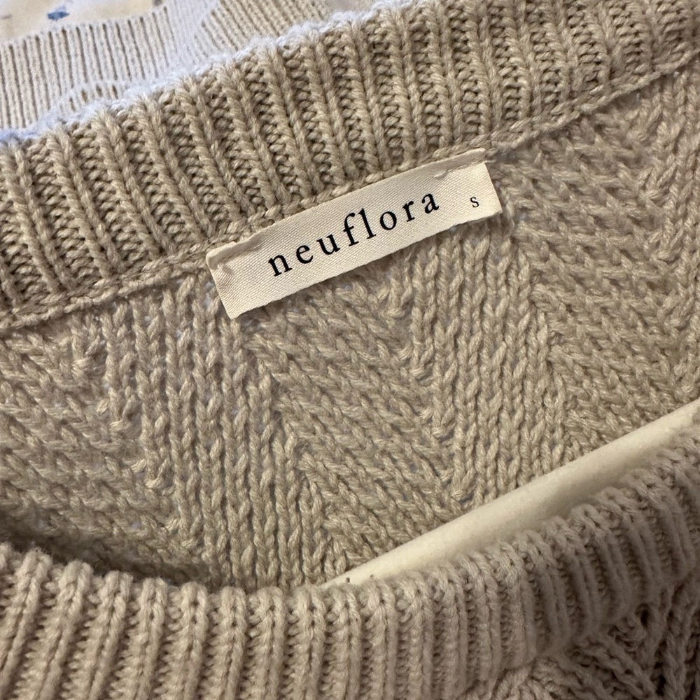 Neuflora Gray/Beige Sweater: Size S - Picture 3 of 4